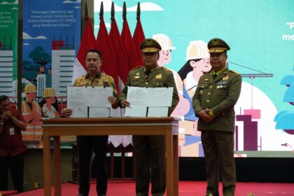 Dari kiri, Kakanwil BPJS Ketenagakerjaan DKI Jakarta Deny Yusyulian, Kadisnakertransgi DKI Jakarta Hari Nugroho, dan Pj Gubernur DKI Jakarta Teguh Setyabudi dalam kegiatan Apel Bulan K3 DKI Jakarta 2025, di Ancol, Jakarta.