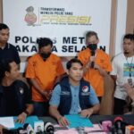 Fariz RM dan karyawan swasta inisial ADK memberikan keterangan kepada awak media terkait keterlibatannya dalam kasus narkotika jenis sabu dan ganja. Keduanya dihadirkan saat pengungkapan kasus oleh Satuan Narkoba Polres Metro Jakarta Selatan, pada Kamis (20/2/2025). Foto: Joesvicar Iqbal/ipol.id