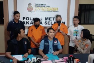 Fariz RM dan karyawan swasta inisial ADK memberikan keterangan kepada awak media terkait keterlibatannya dalam kasus narkotika jenis sabu dan ganja. Keduanya dihadirkan saat pengungkapan kasus oleh Satuan Narkoba Polres Metro Jakarta Selatan, pada Kamis (20/2/2025). Foto: Joesvicar Iqbal/ipol.id