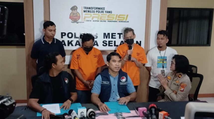 Fariz RM dan karyawan swasta inisial ADK memberikan keterangan kepada awak media terkait keterlibatannya dalam kasus narkotika jenis sabu dan ganja. Keduanya dihadirkan saat pengungkapan kasus oleh Satuan Narkoba Polres Metro Jakarta Selatan, pada Kamis (20/2/2025). Foto: Joesvicar Iqbal/ipol.id