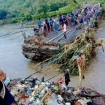 Kondisi jembatan putus akibat banjir bandang menerjang Kabupaten Bima, Nusa Tenggara Barat (NTB), pada Selasa (4/2/2025). Foto: BPBD Kabupaten Bima