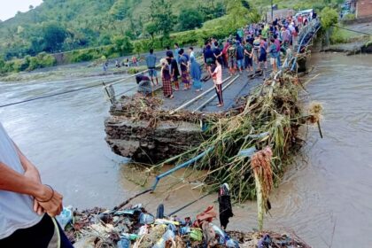 Kondisi jembatan putus akibat banjir bandang menerjang Kabupaten Bima, Nusa Tenggara Barat (NTB), pada Selasa (4/2/2025). Foto: BPBD Kabupaten Bima