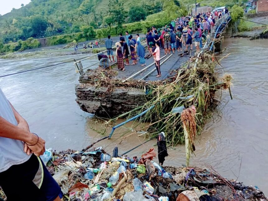 Kondisi jembatan putus akibat banjir bandang menerjang Kabupaten Bima, Nusa Tenggara Barat (NTB), pada Selasa (4/2/2025). Foto: BPBD Kabupaten Bima