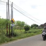 Rambu Kawasan Rawan Tsunami telah dipasang di Jalan Marsda Iswahyudi, Kabupaten Pacitan, Jawa Timur, pada Sabtu (22/2/2025), untuk diketahui masyarakat. Foto: BNPB