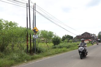 Rambu Kawasan Rawan Tsunami telah dipasang di Jalan Marsda Iswahyudi, Kabupaten Pacitan, Jawa Timur, pada Sabtu (22/2/2025), untuk diketahui masyarakat. Foto: BNPB