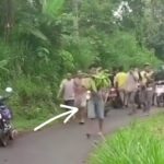 Remaja di Pati diarak warga karena mencuri pisang. Foto: Tangkapan layar Instagram @lagi.viral