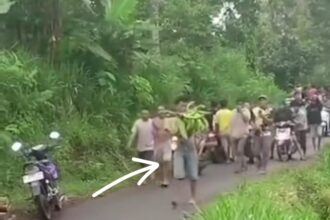 Remaja di Pati diarak warga karena mencuri pisang. Foto: Tangkapan layar Instagram @lagi.viral