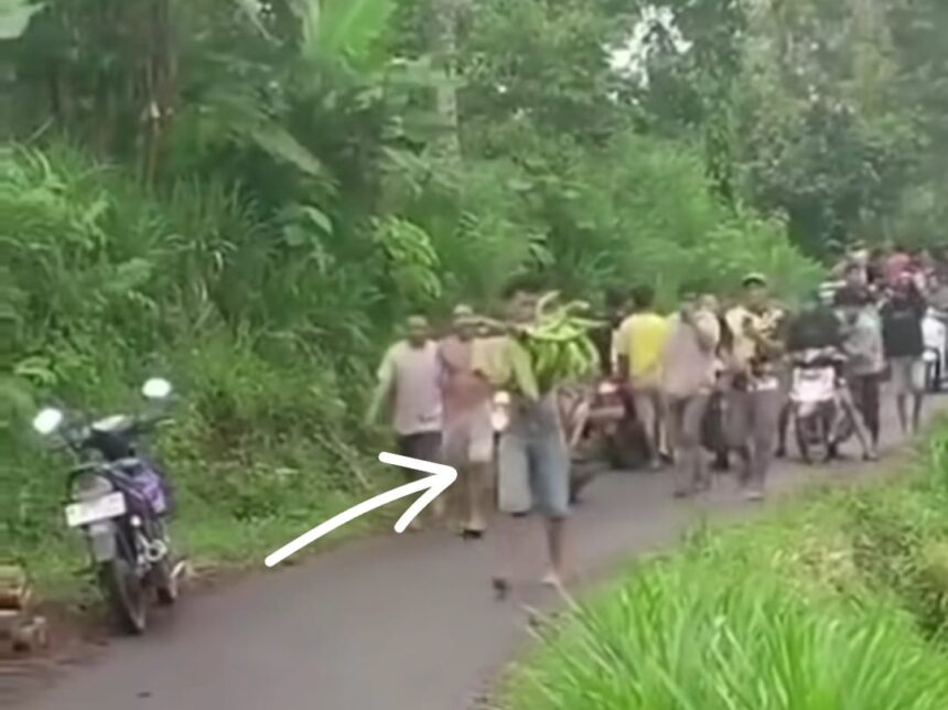 Remaja di Pati diarak warga karena mencuri pisang. Foto: Tangkapan layar Instagram @lagi.viral