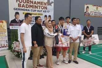 Wamenpora Taufik Hidayat menyerahkan hadiah kepada juara Piala Bulutangkis Gerindra dalam rangka HUT ke-17 di GOR DPR-RI, Kamis, 6 Februari 2025. Foto/ist