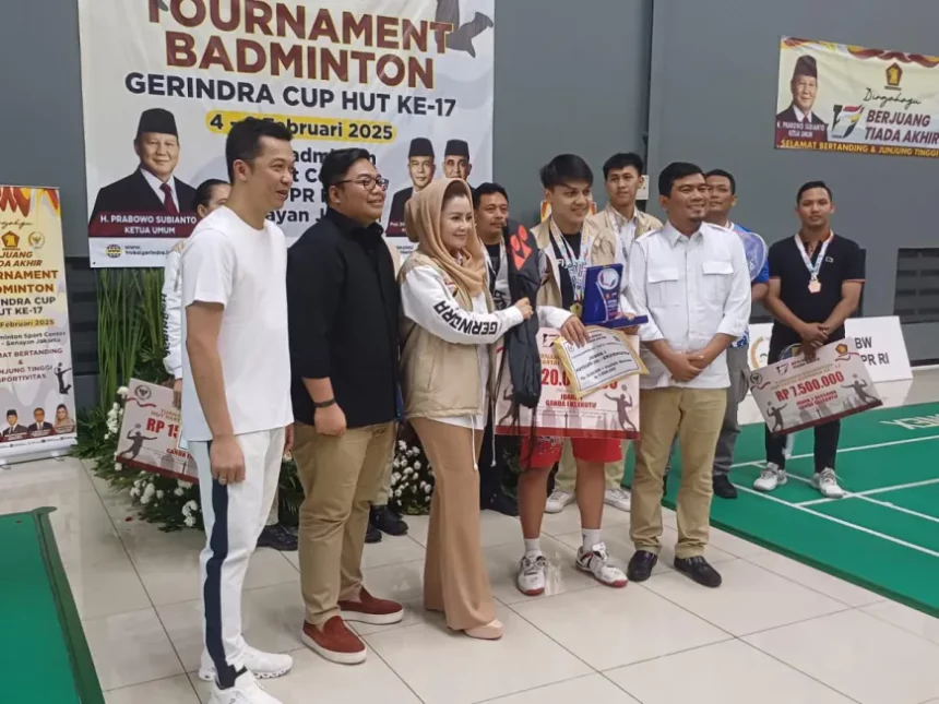 Wamenpora Taufik Hidayat menyerahkan hadiah kepada juara Piala Bulutangkis Gerindra dalam rangka HUT ke-17 di GOR DPR-RI, Kamis, 6 Februari 2025. Foto/ist