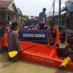 BPBD Kabupaten Tegal melakukan penanganan darurat banjir di Kabupaten Tegal dengan memberikan bantuan logistik kepada warga terdampak, pada Selasa (11/2/2025). Foto: BNPB