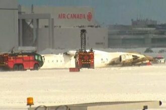 Pesawat Bombardier CRJ900 Delta Air Lines jatuh saat mendarat di Bandara Internasional Toronto-Pearson, Kanada, Senin (17/2) (Foto: CTV via AP)