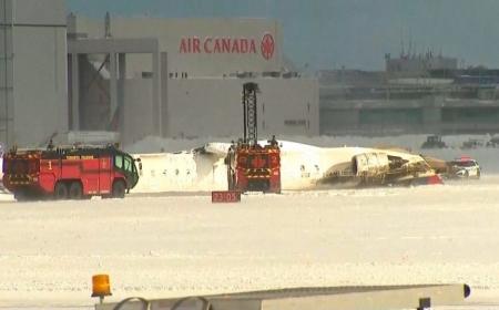 Pesawat Bombardier CRJ900 Delta Air Lines jatuh saat mendarat di Bandara Internasional Toronto-Pearson, Kanada, Senin (17/2) (Foto: CTV via AP)