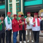 Wakil Ketua Umum Dewan Adat Bamus Betawi, Heikal Safar dan Ketua Umum Dewan Adat Bamus Betawi, Eki Pitung saat hadiri acara penganugerahan gelar Adat Betawi kepada Gubernur DKI Jakarta terpilih Pramono Anung di Aula Pondok Pesantren Al Hamid Putra, Jalan Raya Cilangkap Baru, Kp Munjul, RT 007/01, No 1, Kelurahan Cilangkap, Kecamatan Cipayung, Jakarta Timur, Sabtu (1/2/2025). Foto: Ist