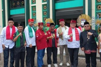 Wakil Ketua Umum Dewan Adat Bamus Betawi, Heikal Safar dan Ketua Umum Dewan Adat Bamus Betawi, Eki Pitung saat hadiri acara penganugerahan gelar Adat Betawi kepada Gubernur DKI Jakarta terpilih Pramono Anung di Aula Pondok Pesantren Al Hamid Putra, Jalan Raya Cilangkap Baru, Kp Munjul, RT 007/01, No 1, Kelurahan Cilangkap, Kecamatan Cipayung, Jakarta Timur, Sabtu (1/2/2025). Foto: Ist