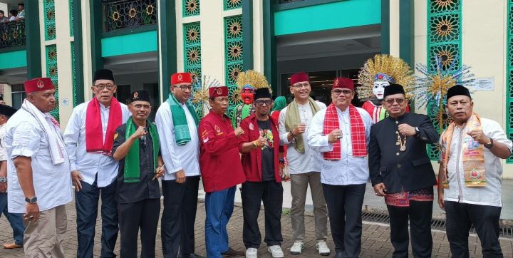 Wakil Ketua Umum Dewan Adat Bamus Betawi, Heikal Safar dan Ketua Umum Dewan Adat Bamus Betawi, Eki Pitung saat hadiri acara penganugerahan gelar Adat Betawi kepada Gubernur DKI Jakarta terpilih Pramono Anung di Aula Pondok Pesantren Al Hamid Putra, Jalan Raya Cilangkap Baru, Kp Munjul, RT 007/01, No 1, Kelurahan Cilangkap, Kecamatan Cipayung, Jakarta Timur, Sabtu (1/2/2025). Foto: Ist