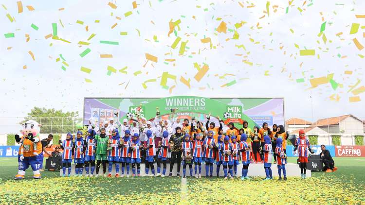 Para pemenang MilkLife Soccer Challenge - Kudus 2025 turnamen sepak bola putri KU 10 dan KU 12 yang berlangsung pada 5-9 Februari 2025 di SuperSoccer Arena, Rendeng dan Lapangan Porma, Kudus.