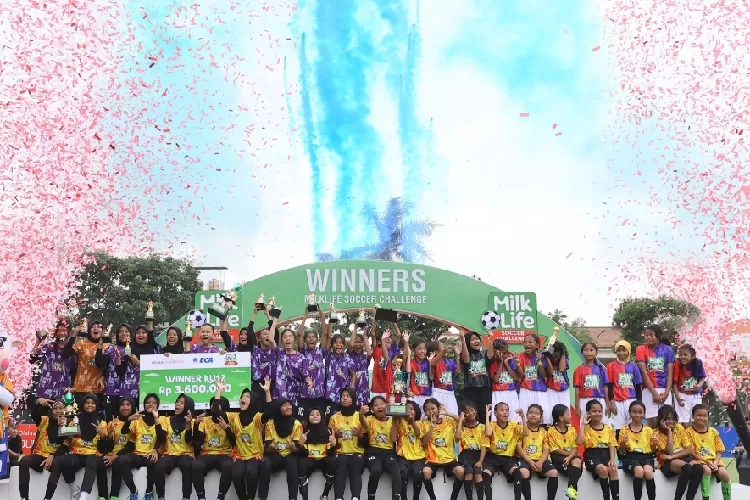 Juara dan runner-up MilkLife Soccer Challenge - Surabaya 2025 mengabadikan momen bersama usai pertandingan final yang digelar di Stadion Bogowonto, Surabaya, Jawa Timur.