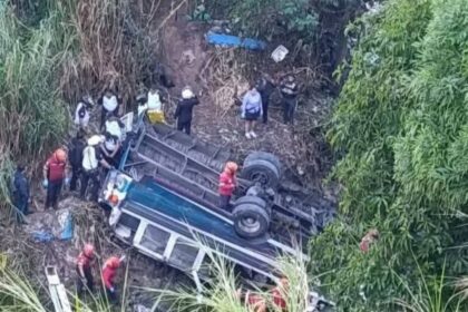 Bus terjun ke jurang di Guatemala. Foto: Medsos X