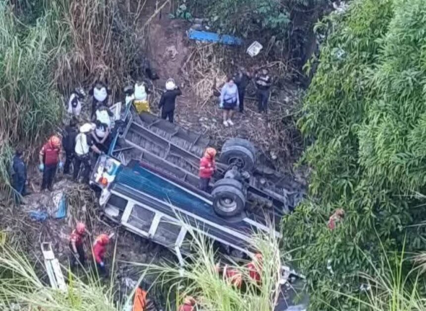 Bus terjun ke jurang di Guatemala. Foto: Medsos X