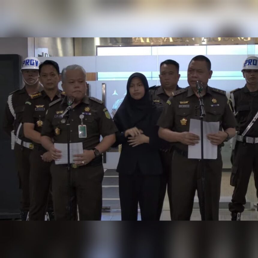 Kapuspenkum Kejaksaan Agung, Harli Siregar dan Direktur Penyidikan pada Jaksa Agung Muda Pidana Khusus saat menggelar jumpa pers di Kompleks Kejaksaan Agung RI, Senin (24/2/2025) malam. Foto: Yudha Krastawan/ipol.id