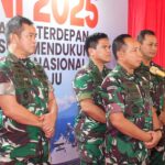 Kepala Staf Angkatan Darat (Kasad) Jenderal TNI Maruli Simanjuntak (kiri) dan Panglim TNI Jenderal Agus Subiyanto (tengah) menghadiri Rapat Pimpinan (Rapim) TNI Tahun 2025 yang diselenggarakan di Aula Ahmad Yani, Markas Besar TNI, Cilangkap, Jakarta, Jumat (31/1/2025). Foto: Dispenad