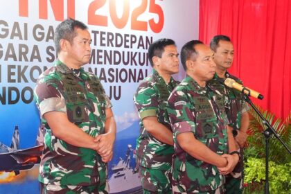 Kepala Staf Angkatan Darat (Kasad) Jenderal TNI Maruli Simanjuntak (kiri) dan Panglim TNI Jenderal Agus Subiyanto (tengah) menghadiri Rapat Pimpinan (Rapim) TNI Tahun 2025 yang diselenggarakan di Aula Ahmad Yani, Markas Besar TNI, Cilangkap, Jakarta, Jumat (31/1/2025). Foto: Dispenad