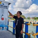 Seorang Anak Buah Kapal (ABK) ketika menggunakan Anjungan Listrik Mandiri (ALMA) untuk keperluan kapal selama bersandar di Dermaga Water Front, Pelabuhan Tanjung Ru, Belitung. ALMA membuat para pelaku usaha perikanan dan perkapalan dapat melakukan penghematan biaya operasionalnya. Karena tidak tergantung lagi dengan bahan bakar minyak untuk mengoperasikan mesin kapal saat bersandar. Foto: Dok PLN