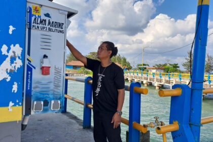 Seorang Anak Buah Kapal (ABK) ketika menggunakan Anjungan Listrik Mandiri (ALMA) untuk keperluan kapal selama bersandar di Dermaga Water Front, Pelabuhan Tanjung Ru, Belitung. ALMA membuat para pelaku usaha perikanan dan perkapalan dapat melakukan penghematan biaya operasionalnya. Karena tidak tergantung lagi dengan bahan bakar minyak untuk mengoperasikan mesin kapal saat bersandar. Foto: Dok PLN