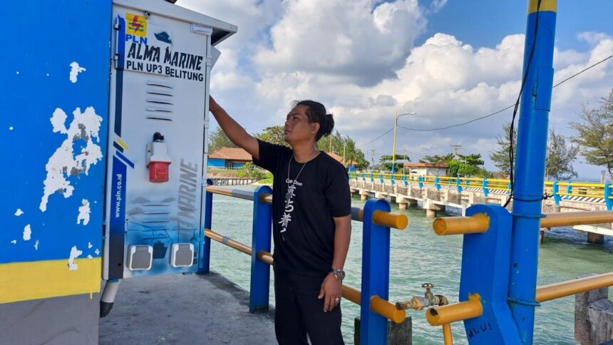 Seorang Anak Buah Kapal (ABK) ketika menggunakan Anjungan Listrik Mandiri (ALMA) untuk keperluan kapal selama bersandar di Dermaga Water Front, Pelabuhan Tanjung Ru, Belitung. ALMA membuat para pelaku usaha perikanan dan perkapalan dapat melakukan penghematan biaya operasionalnya. Karena tidak tergantung lagi dengan bahan bakar minyak untuk mengoperasikan mesin kapal saat bersandar. Foto: Dok PLN