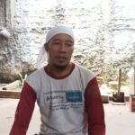 Pegawai mebel setempat, Alan, 52, menceritakan perihal kejadian pembunuhan yang menelan nyawa korban rekan kerjanya akrab disapa Bait berumur sekitar 40 tahun di Jalan Malaka, Kelurahan Kelapa Dua Wetan, Kecamatan Ciracas, Jakarta Timur, Minggu (2/2/2025). Foto: Ist