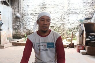 Pegawai mebel setempat, Alan, 52, menceritakan perihal kejadian pembunuhan yang menelan nyawa korban rekan kerjanya akrab disapa Bait berumur sekitar 40 tahun di Jalan Malaka, Kelurahan Kelapa Dua Wetan, Kecamatan Ciracas, Jakarta Timur, Minggu (2/2/2025). Foto: Ist