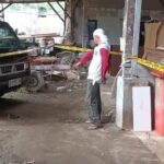 Suasana di lokasi kejadian pembunuhan terjadi di tempat produksi mebel di Jalan Malaka, RT 01/RW 07, Kelurahan Kelapa Dua Wetan, Kecamatan Ciracas, Jakarta Timur, pada Minggu (2/2/2025). Seorang rekan kerja korban menunjukkan tempat kejadian perkara yang terdapat ceceran darah korban. Foto: Ist