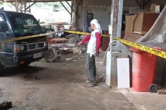 Suasana di lokasi kejadian pembunuhan terjadi di tempat produksi mebel di Jalan Malaka, RT 01/RW 07, Kelurahan Kelapa Dua Wetan, Kecamatan Ciracas, Jakarta Timur, pada Minggu (2/2/2025). Seorang rekan kerja korban menunjukkan tempat kejadian perkara yang terdapat ceceran darah korban. Foto: Ist