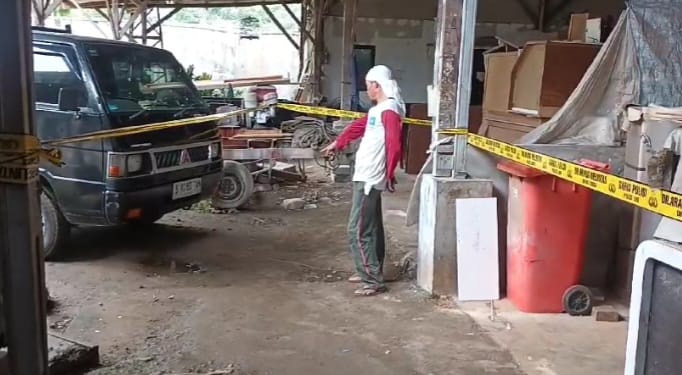 Suasana di lokasi kejadian pembunuhan terjadi di tempat produksi mebel di Jalan Malaka, RT 01/RW 07, Kelurahan Kelapa Dua Wetan, Kecamatan Ciracas, Jakarta Timur, pada Minggu (2/2/2025). Seorang rekan kerja korban menunjukkan tempat kejadian perkara yang terdapat ceceran darah korban. Foto: Ist