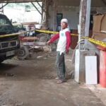 Suasana di lokasi kejadian pembunuhan terjadi di tempat produksi mebel di Jalan Malaka, RT 01/RW 07, Kelurahan Kelapa Dua Wetan, Kecamatan Ciracas, Jakarta Timur, pada Minggu (2/2/2025). Seorang rekan kerja korban menunjukkan tempat kejadian perkara yang terdapat ceceran darah korban. Foto: Ist