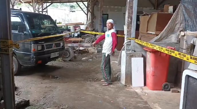 Suasana di lokasi kejadian pembunuhan terjadi di tempat produksi mebel di Jalan Malaka, RT 01/RW 07, Kelurahan Kelapa Dua Wetan, Kecamatan Ciracas, Jakarta Timur, pada Minggu (2/2/2025). Seorang rekan kerja korban menunjukkan tempat kejadian perkara yang terdapat ceceran darah korban. Foto: Ist