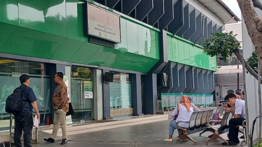 Suasana ruang tunggu Pengadilan Negeri Jakarta Selatan di Jalan Ampera Raya, Ragunan, Pasar Minggu, pada Senin (3/2/2025). Foto: Joesvicar Iqbal/ipol.id