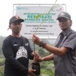 Program Reboisasi Hutan di Indonesia dengan penanaman bibit pohon di Cianjur menggunakan teknologi Geographic Information System (GIS) untuk pengawasan lahan yang sudah ditanami bibit pohon. Foto: Telkom Indonesia