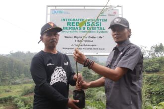 Program Reboisasi Hutan di Indonesia dengan penanaman bibit pohon di Cianjur menggunakan teknologi Geographic Information System (GIS) untuk pengawasan lahan yang sudah ditanami bibit pohon. Foto: Telkom Indonesia