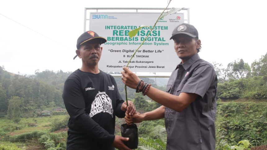 Program Reboisasi Hutan di Indonesia dengan penanaman bibit pohon di Cianjur menggunakan teknologi Geographic Information System (GIS) untuk pengawasan lahan yang sudah ditanami bibit pohon. Foto: Telkom Indonesia