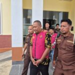 Kejari Pulau Taliabu saat menahan tiga tersangka korupsi MCK sebesar Rp4,3 miliar lebih. Foto: Seksi Intelijen Kejari Pulau Taliabu