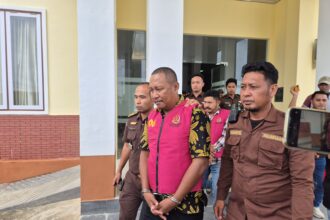 Kejari Pulau Taliabu saat menahan tiga tersangka korupsi MCK sebesar Rp4,3 miliar lebih. Foto: Seksi Intelijen Kejari Pulau Taliabu