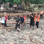 Tim SAR gabungan tengah melakukan pencarian terhadap sejumlah korban hilang tersapu banjir bandang di Kecamatan Wera, Kabupaten Bima, Nusa Tenggara Barat, pada Senin (3/2/2025). Foto: BPBD Kabupaten Bima