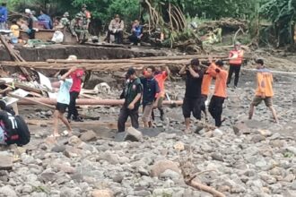 Tim SAR gabungan tengah melakukan pencarian terhadap sejumlah korban hilang tersapu banjir bandang di Kecamatan Wera, Kabupaten Bima, Nusa Tenggara Barat, pada Senin (3/2/2025). Foto: BPBD Kabupaten Bima