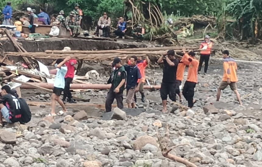 Tim SAR gabungan tengah melakukan pencarian terhadap sejumlah korban hilang tersapu banjir bandang di Kecamatan Wera, Kabupaten Bima, Nusa Tenggara Barat, pada Senin (3/2/2025). Foto: BPBD Kabupaten Bima