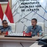 Kepala Divisi (Kadiv) Peraturan Perundang-Undangan dan Pembinaan Hukum Kantor Wilayah Kementerian Hukum (Kanwilkum) DKI Jakarta, Tessa Harumdila (kanan) didampingi Kabag TU dan Umum, Magribi Putu J (kiri) di Jakarta, Selasa (4/2/2025). Foto: Joesvicar Iqbal/ipol.id