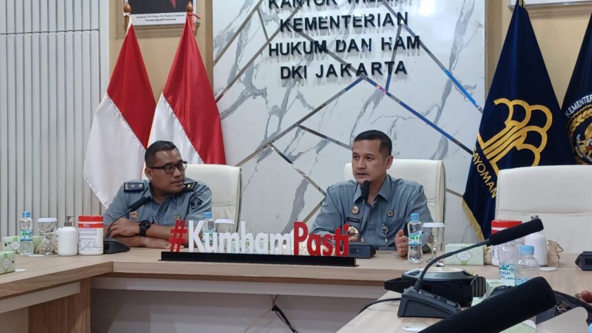 Kepala Divisi (Kadiv) Peraturan Perundang-Undangan dan Pembinaan Hukum Kantor Wilayah Kementerian Hukum (Kanwilkum) DKI Jakarta, Tessa Harumdila (kanan) didampingi Kabag TU dan Umum, Magribi Putu J (kiri) di Jakarta, Selasa (4/2/2025). Foto: Joesvicar Iqbal/ipol.id