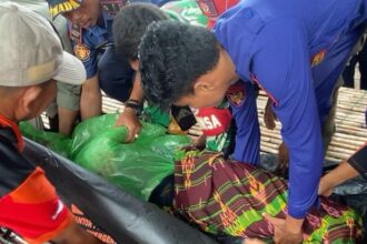 Suasana saat tim gabungan berhasil menemukan korban Monggo, 68, yang terseret arus di Kabupaten Sumbawa, Nusa Tenggara Barat (NTB), pada Selasa (4/2/2025). Foto: BPBD Kab. Sumbawa