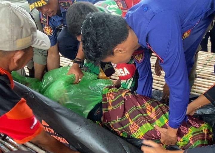 Suasana saat tim gabungan berhasil menemukan korban Monggo, 68, yang terseret arus di Kabupaten Sumbawa, Nusa Tenggara Barat (NTB), pada Selasa (4/2/2025). Foto: BPBD Kab. Sumbawa